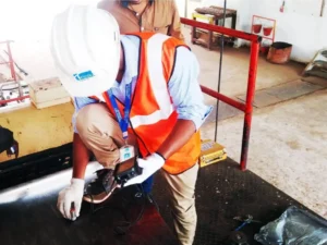 UT Level 2 Inspector Performing Ultrasonic thickness testing